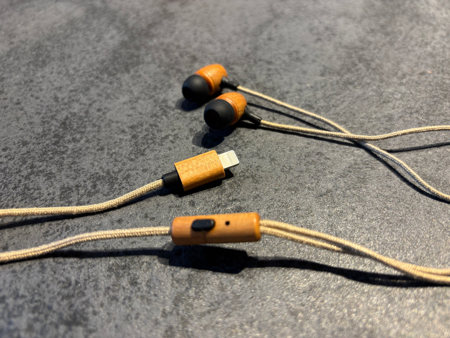 【完全受注生産】天然木の温もりを感じる、木製有線イヤホン「woodsound」