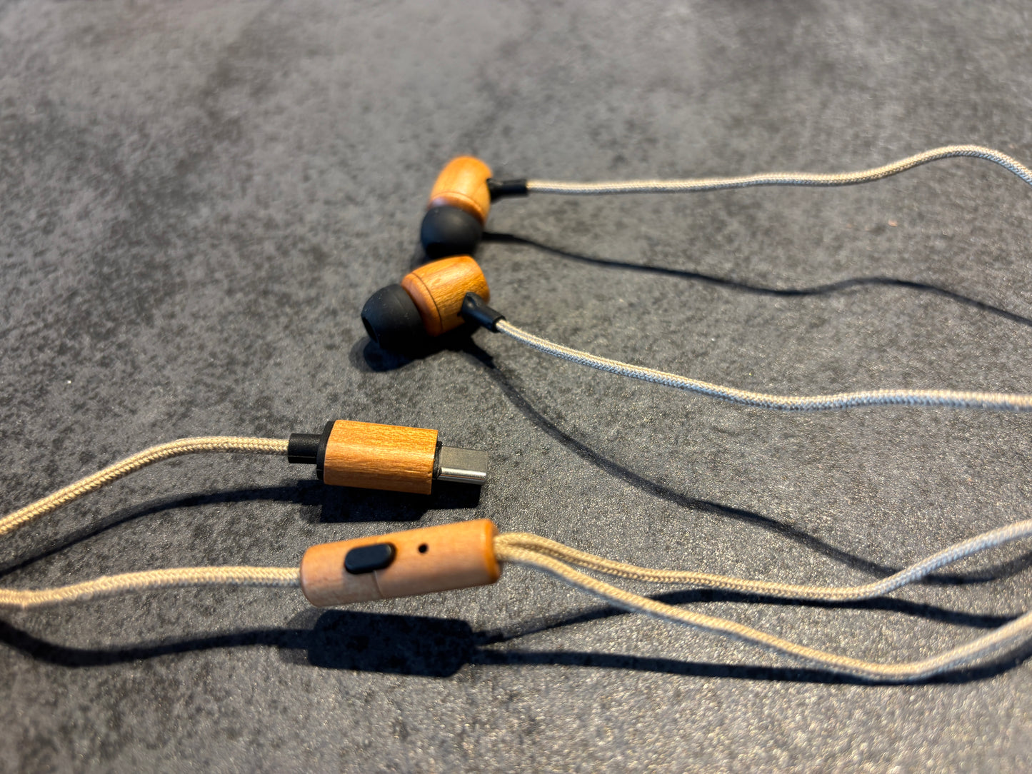 【完全受注生産】天然木の温もりを感じる、木製有線イヤホン「woodsound」