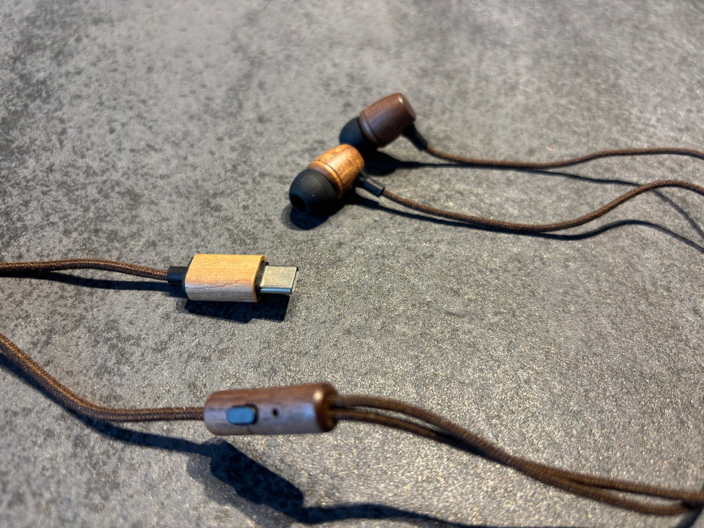 【完全受注生産】天然木の温もりを感じる、木製有線イヤホン「woodsound」