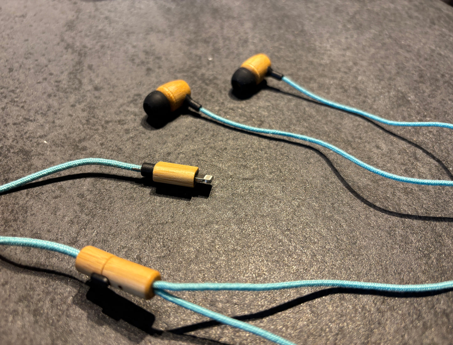 【完全受注生産】天然木の温もりを感じる、木製有線イヤホン「woodsound」
